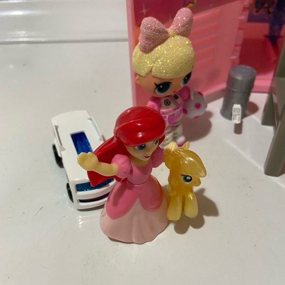 Lol (2)OMG 9” Doll with Pink locker - Picture 5 of 9